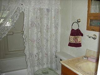 4th image of 139 Smith Ave