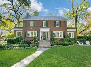 19 Huguenot Dr, Larchmont, NY 10538