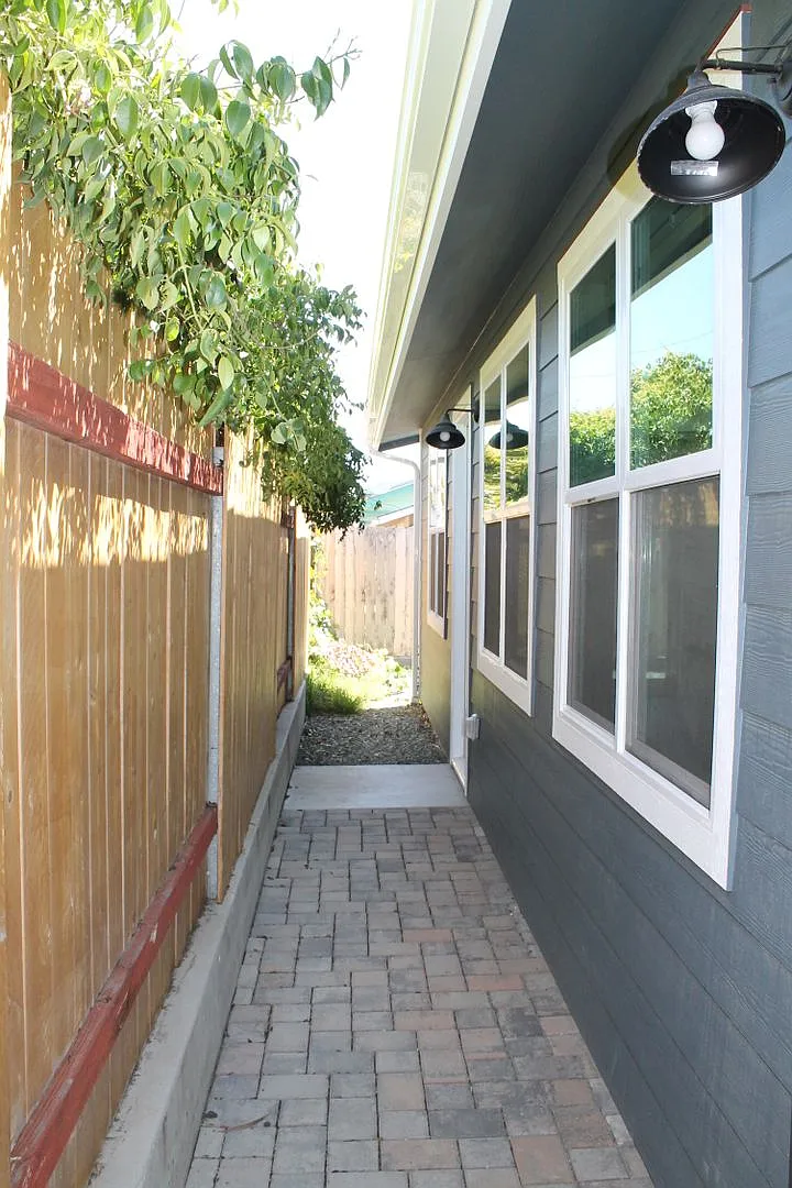 Building Photo - 72 7th St