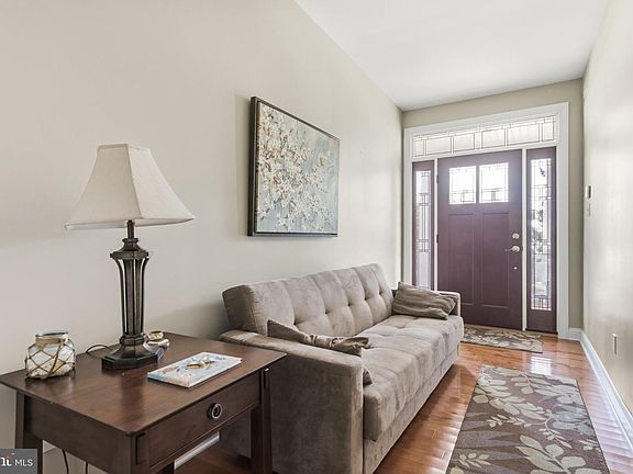 3rd image of 110 E Crocus Rd