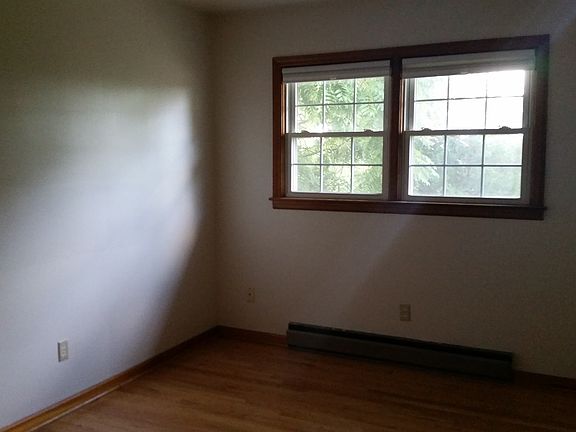 4th image of 1828 Broadway St