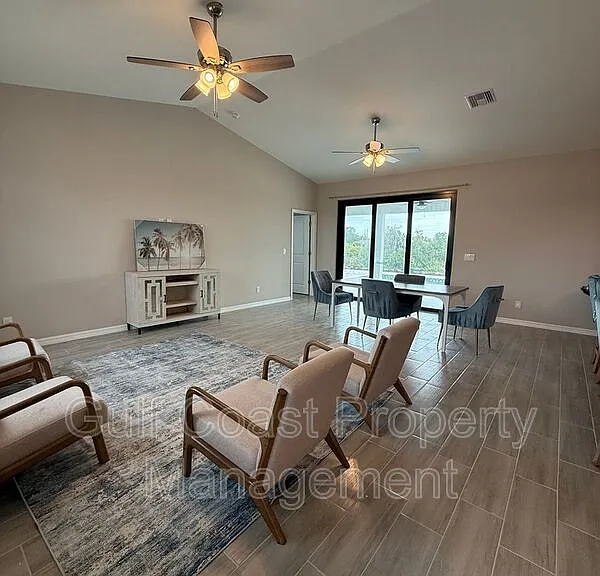 2609 NE 5th Pl — Photo 3