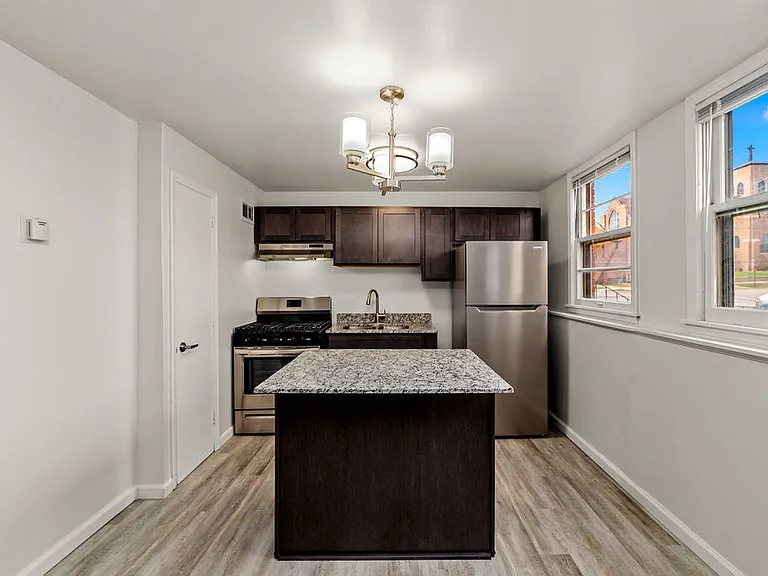 123 2nd St NW — Photo 2