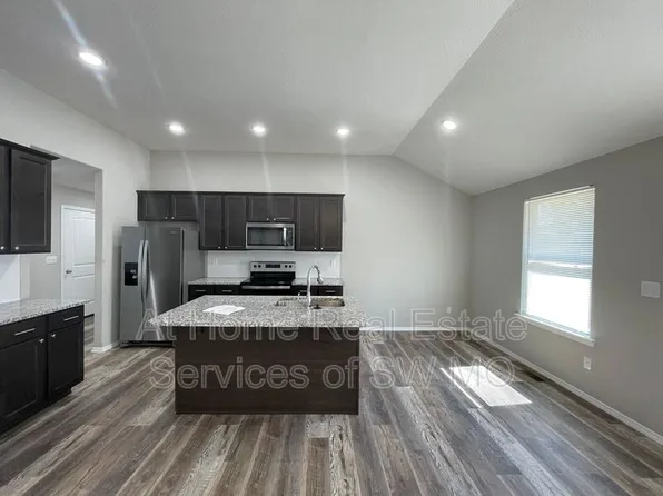 613 S Southgate Dr, Nixa, MO 65714