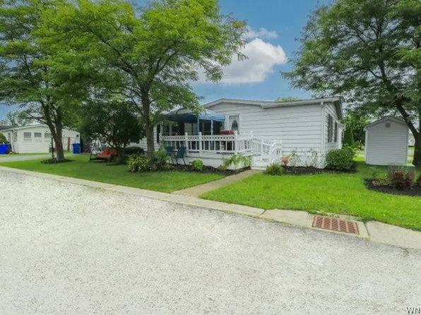 354 Evergreen Dr, Lockport, NY 14094