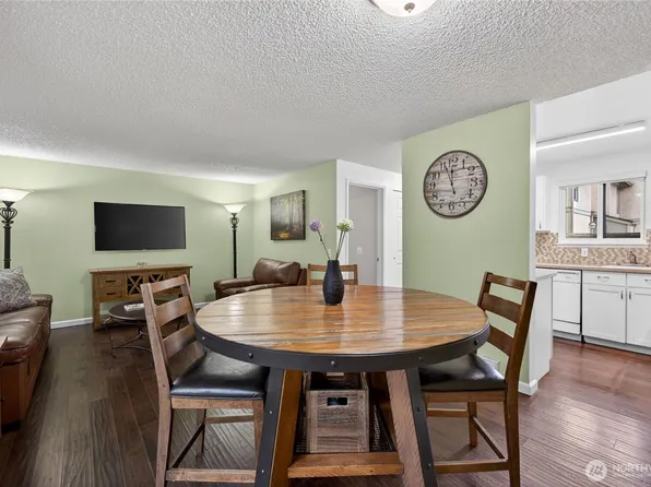 10037 NE 138th Place #D2, Kirkland, WA 98034
