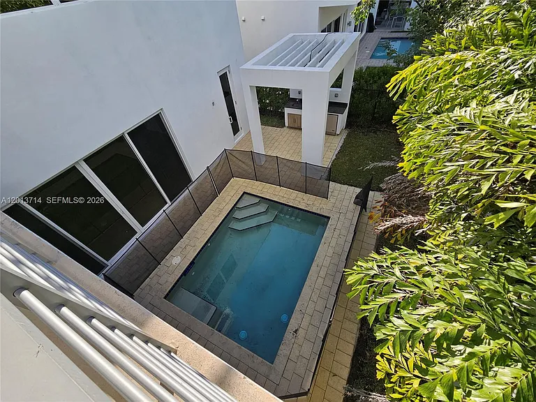 10289 NW 75th Ter — Photo 32