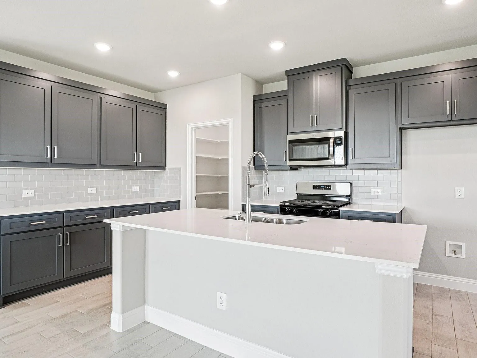 4 bed, 2436 sqft, $2,350 — Photo 4