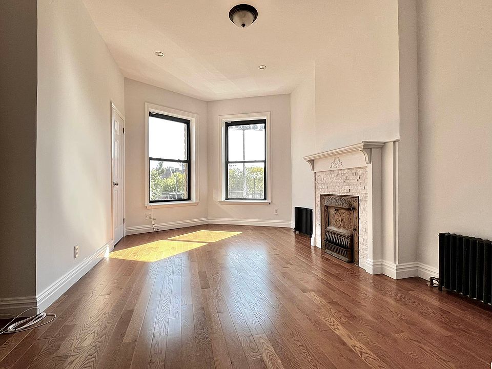 1st image of 14 St Andrews Pl #3