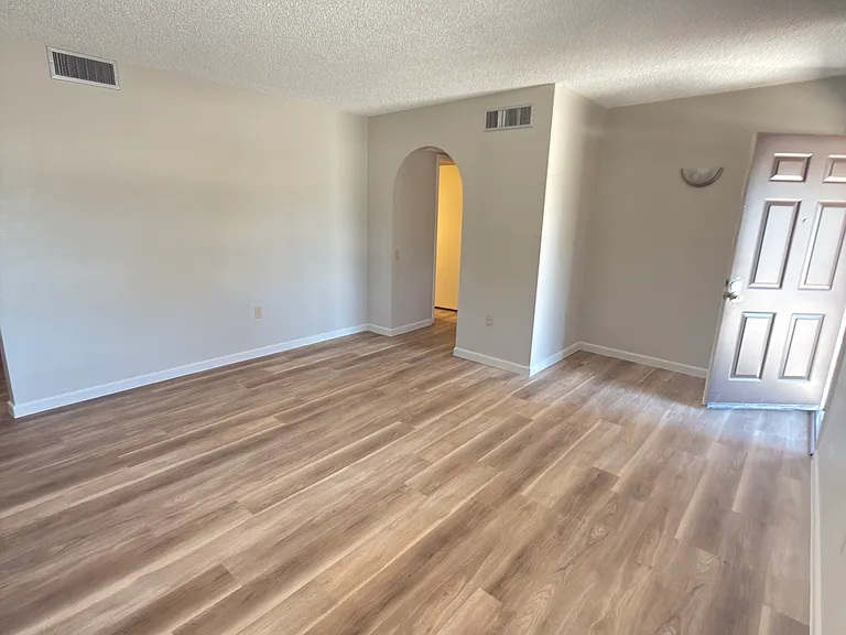 137 E San Vincent Dr — Photo 2