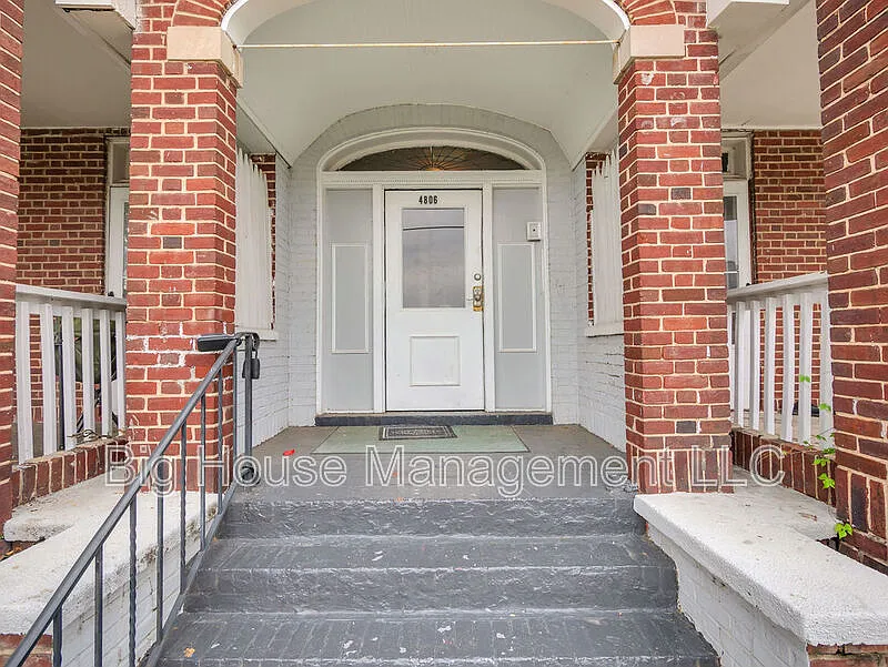 2 bed, 1.0 bath, $1,350 — Photo 3