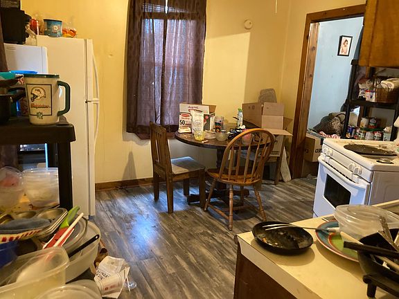 eat in kitchen, new gas range