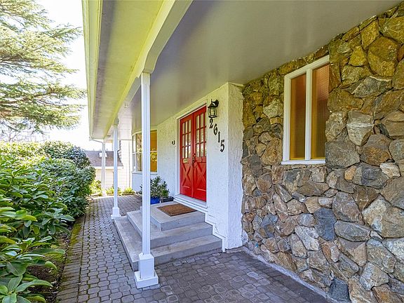 5th image of 2615 Arbutus Rd