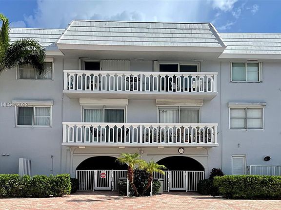 3rd image of 100 Edgewater Dr APT 333