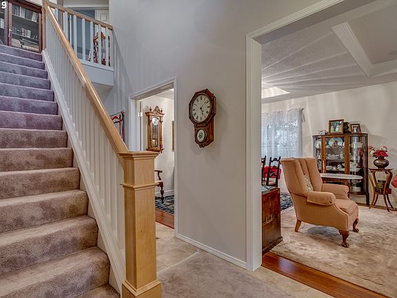 4th image of 579 NE Caden Ave