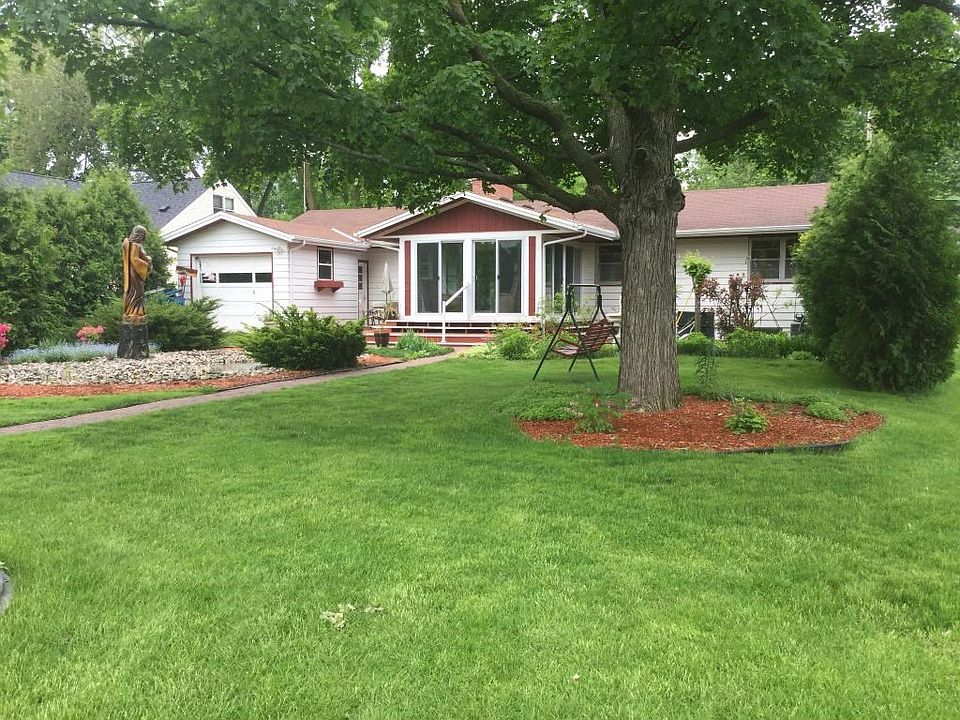 Home is nestled in Lakeville close to down town.  So much in walking distance; dining, parks, entertainment and more!