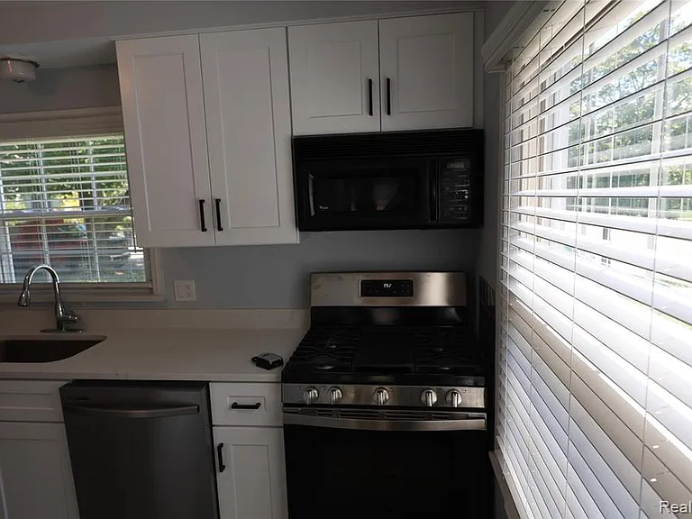 4121 Seminole Dr — Photo 35