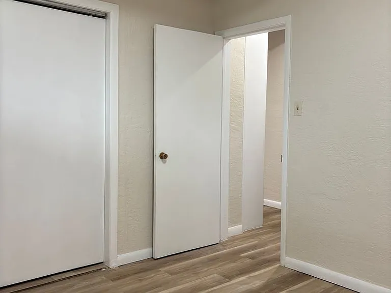 quiet triplex Near UNM's medical/law campus — Photo 17