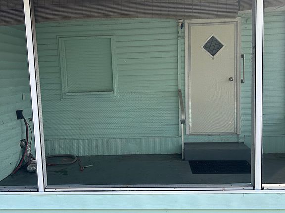 Screen porch area where washer/dryer hookups are