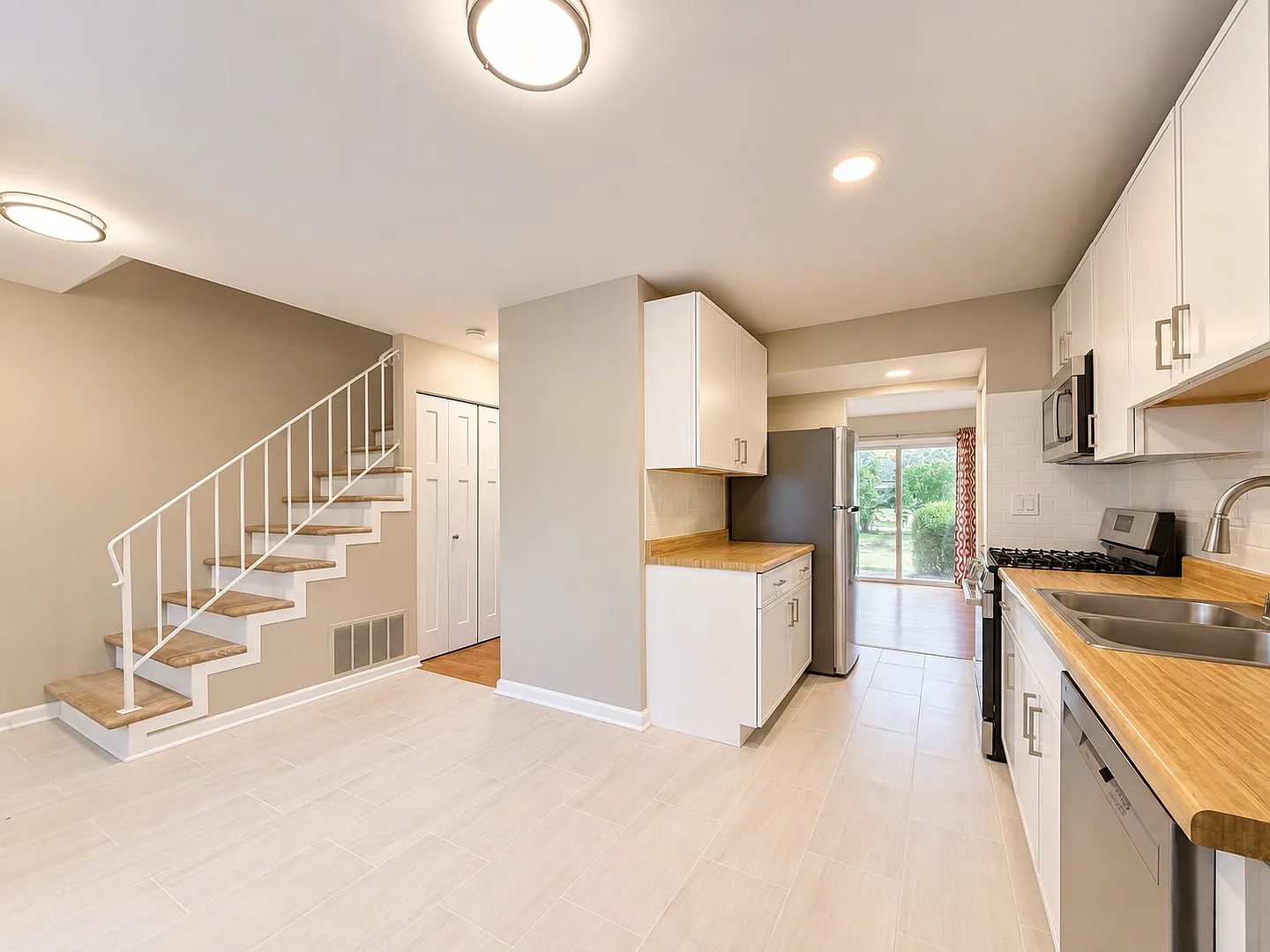 2 bed, 1.5 bath, 1008 sqft, $2,000 — Photo 2