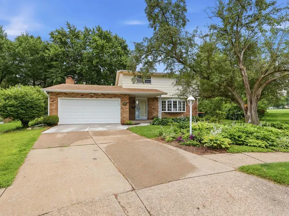 2903 Woodland Ct, Davenport, IA 52803