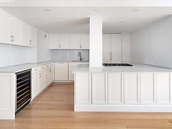 5th image of 166 E 61st St APT 19H