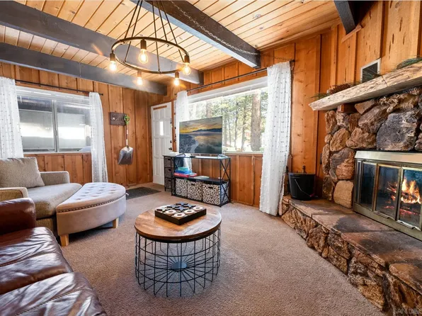 272 Victoria Ln, Sugarloaf, CA 92386