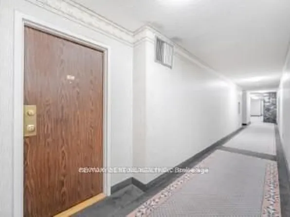 15 Kensington Rd #409, Brampton, ON L6T 3W2