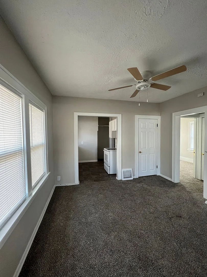 3 Bedroom/ 1 Bathroom $1050 — Photo 2