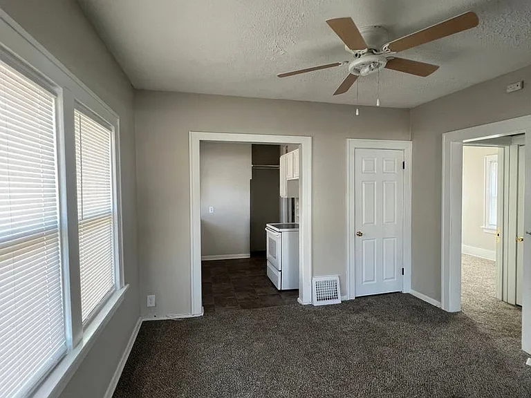 4257 Corby St — Photo 2