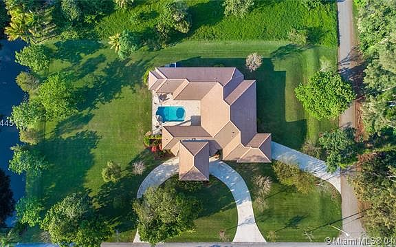 Sprawling Davie Estate With Guest Quarters Leads to Peaceful Living