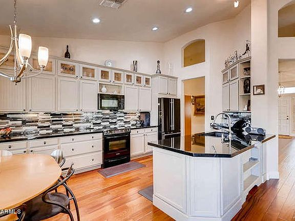 Gourmet kitchen w/newer gray cabinetry