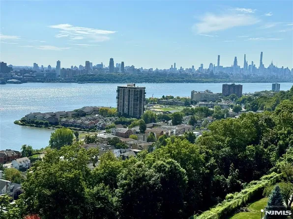4 Horizon Rd APT 802, Fort Lee, NJ 07024