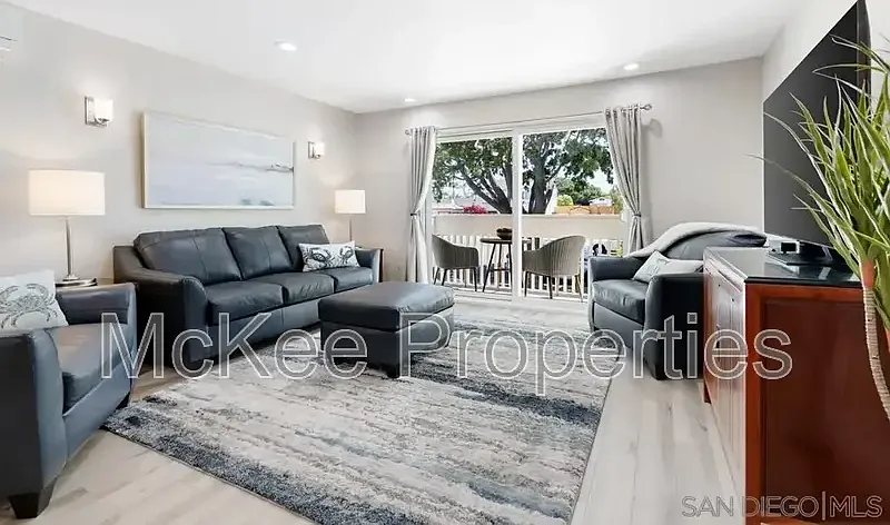 2 bed, 2.0 bath, 1060 sqft, $5,000 — Photo 2