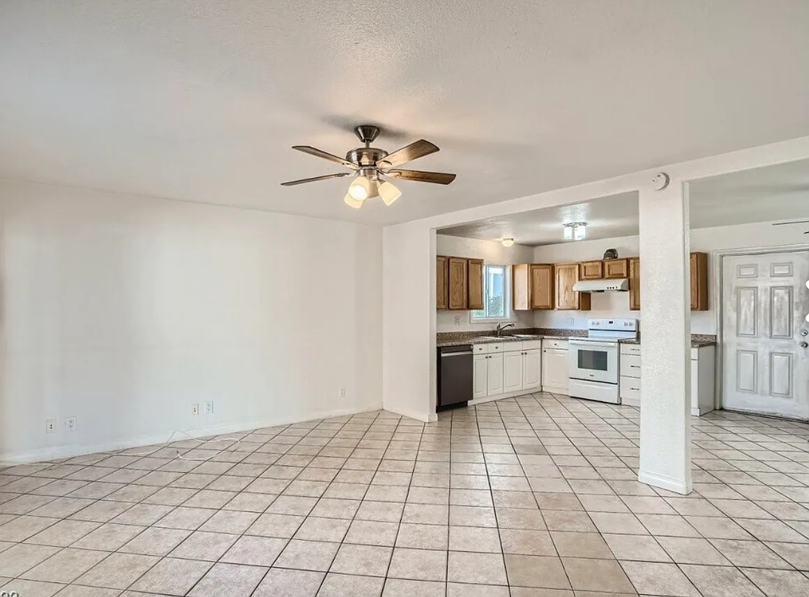 3 bed, 1180 sqft, $2,200 — Photo 2