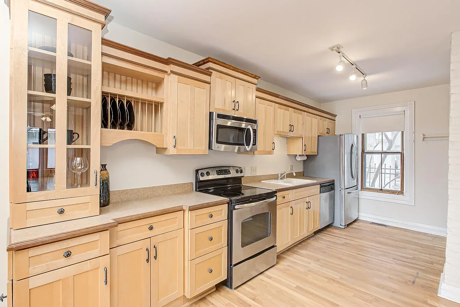 3 bed, 2.5 bath, 2328 sqft, $2,975 — Photo 1