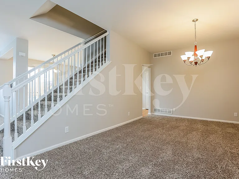 13827 Ivanhoe St — Photo 4