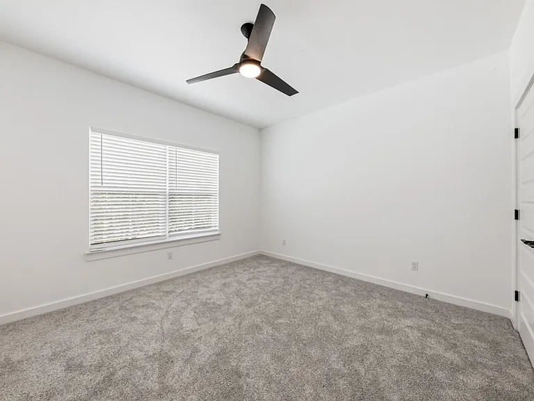 158 S Academy Ave — Photo 24