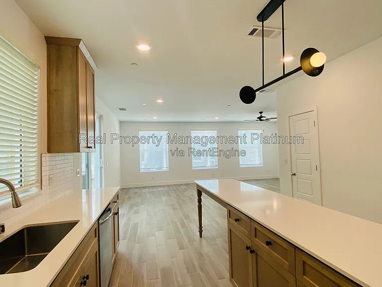 2752 E Tamarind Dr — Photo 16