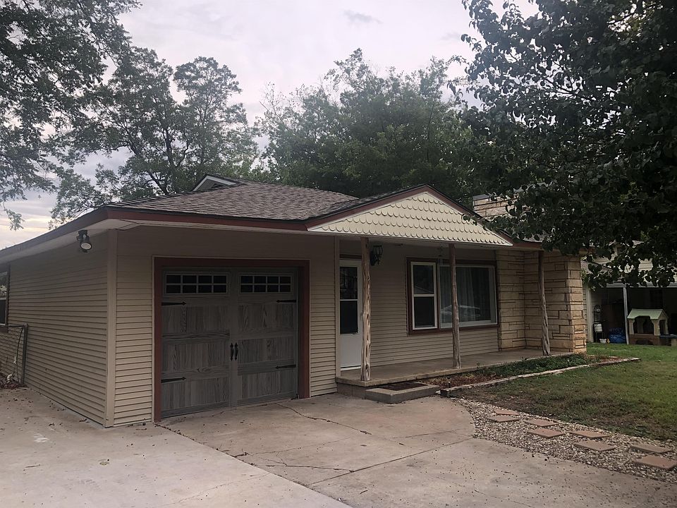 1st image of 105 S Greenview Dr