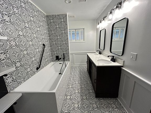 one bath with just a tub