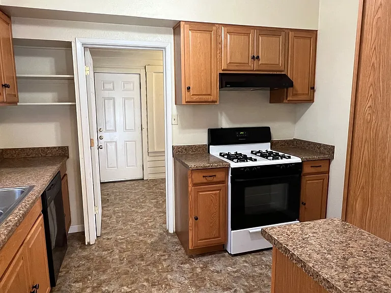 152 N Shasta St — Photo 12
