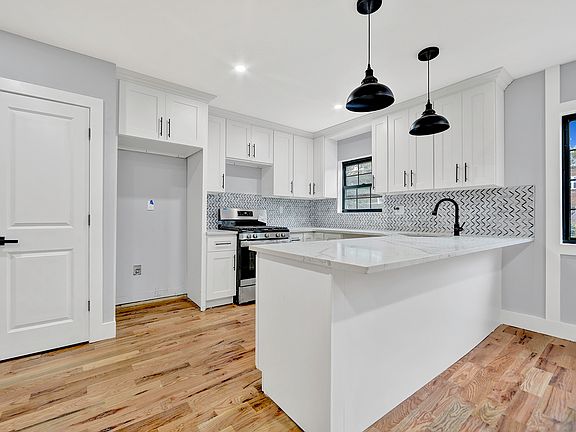 3rd image of 15549 Foch Blvd