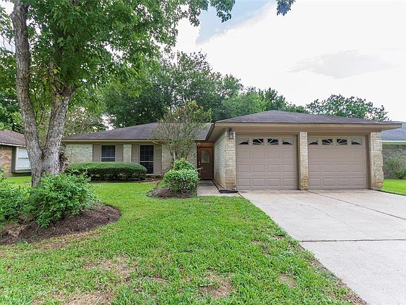 Home is in a wonderful location, close to great schools, shopping and restaurants.