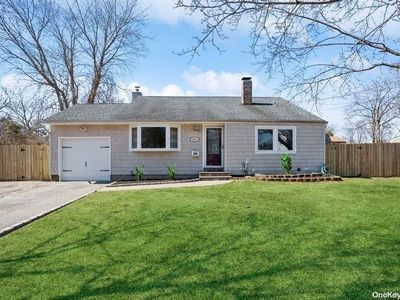 3014 Falcon Avenue, Medford, NY, 11763