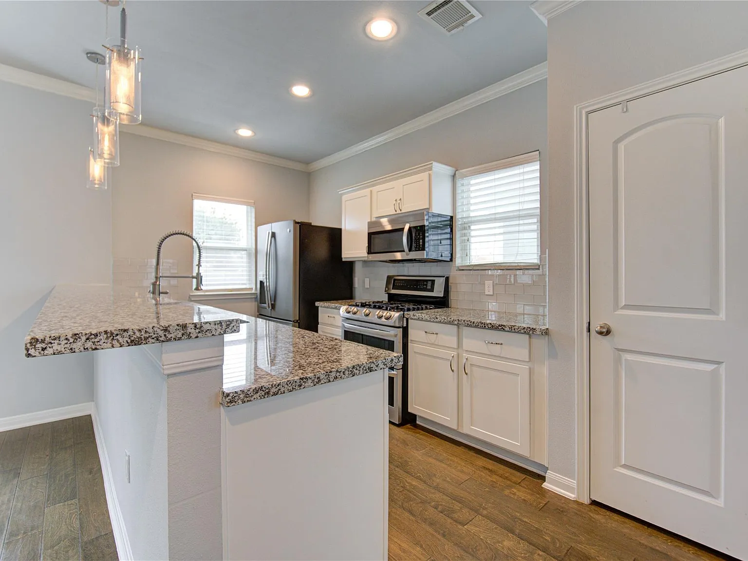 3 bed, 3.0 bath, 1637 sqft, $2,200 — Photo 4