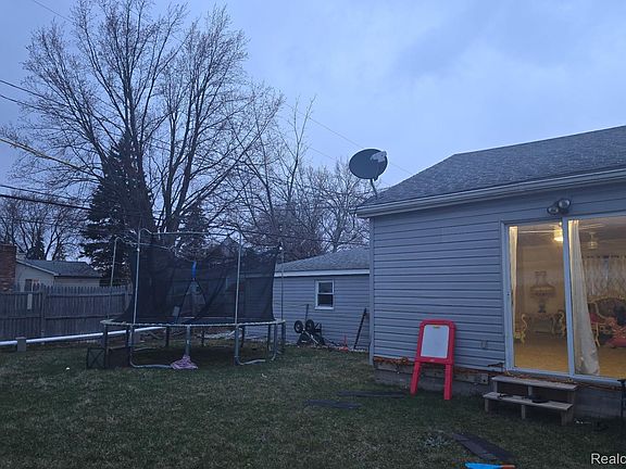 3rd image of 13801 Frazho Rd