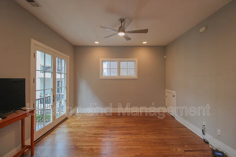 2 bed, 1.5 bath, 1026 sqft, $3,900 — Photo 3