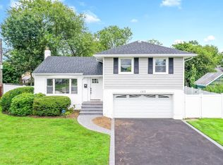 123 Manor St, Plainview, NY 11803