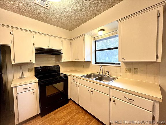 5th image of 801 S Webb Ln